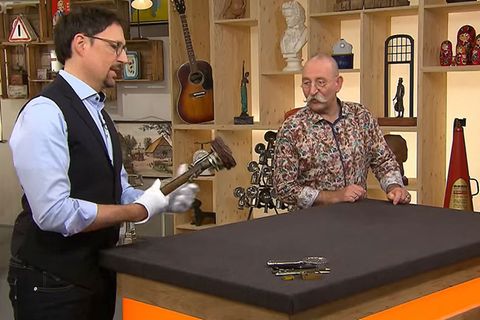 Colmar Schulte-Goltz und Horst Lichter bestaunen im Bares für Rares Studio in Pulheim das ungewöhnliche Objekt.