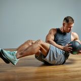 Russian Twists  Russian Twists stärken vor allem die seitlichen Bauchmuskeln, als Nebeneffekt werden auch die Schultern, der Rücken und die Unterbauchmuskeln trainiert. Leicht zurückgebeugt auf der Matte Platz nehmen, die Füße angewinkelt vom Boden abheben. Aus dieser Position nun den Oberkörper abwechselnd nach links und rechts drehen, wobei die Beine angehoben bleiben sollten. Fortgeschrittene können ein Gewicht einbinden, das sie mit den Händen umklammern und bei der Rotation mitführen.