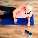 Leg Lifts  Wer seine unteren Bauchmuskeln trainieren möchte, sollte sich mit Leg Lifts anfreunden. Dafür mit dem Rücken flach auf die Matte legen, Arme mit den Handinnenflächen am Boden oder zur Unterstützung unter dem Gesäß ablegen. Die Beine im 45-Grad-Winkel zum Boden anheben und anspannen, dann langsam absenken. Ohne den Boden zu berühren, die Beine wieder anheben.