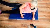 Leg Lifts  Wer seine unteren Bauchmuskeln trainieren möchte, sollte sich mit Leg Lifts anfreunden. Dafür mit dem Rücken flach auf die Matte legen, Arme mit den Handinnenflächen am Boden oder zur Unterstützung unter dem Gesäß ablegen. Die Beine im 45-Grad-Winkel zum Boden anheben und anspannen, dann langsam absenken. Ohne den Boden zu berühren, die Beine wieder anheben.
