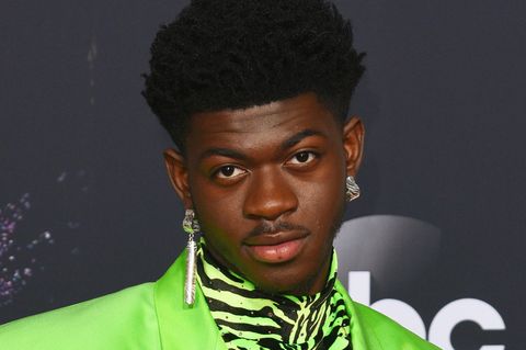 Der Rapper Lil Nas X in einem neongrünen Anzug bei einer Preisverleihung