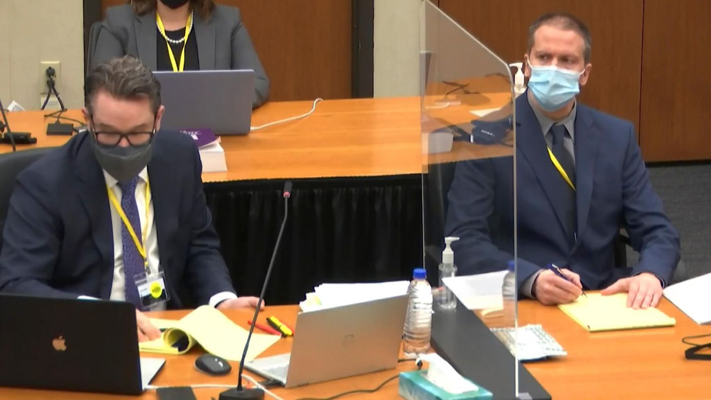Der Angeklagte Derek Chauvin (rechts) und sein Verteidiger Eric Nelson