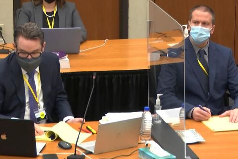 Der Angeklagte Derek Chauvin (rechts) und sein Verteidiger Eric Nelson