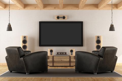 Lautsprecher für Fernseher: Lautsprecher aus Holz umringen den TV.