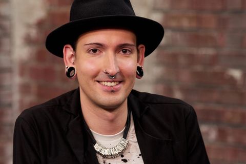 Fabian Kahl sitzt im Studio von Bares für Rares in Pulheim und schaut in die Kamera