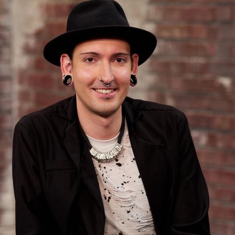 Fabian Kahl sitzt im Studio von Bares für Rares in Pulheim und schaut in die Kamera