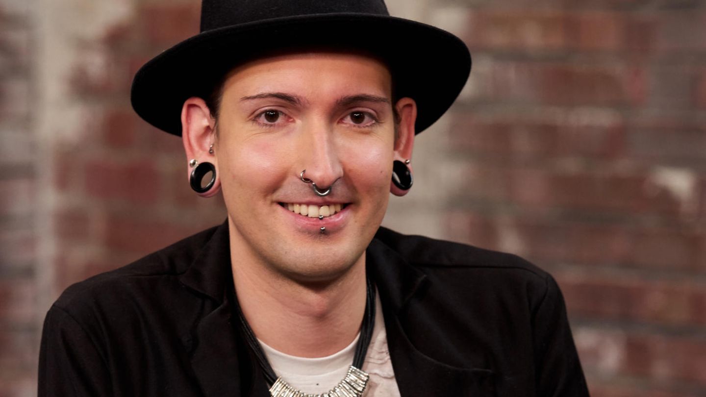 Fabian Kahl sitzt im Studio von Bares für Rares in Pulheim und schaut in die Kamera