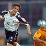 Der nächste Tiefpunkt unter Bundestrainer Völler: In Bukarest setzt es 2004 in einem Testspiel gegen Rumänien erneut eine 1:5-Niederlage. Den Mann mit der 9 dürfte bekannt sein. Es ist der heutige Sportdirektor von Eintracht Frankfurt, Fredi Bobic.