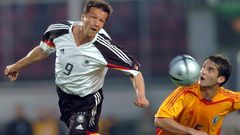 Der nächste Tiefpunkt unter Bundestrainer Völler: In Bukarest setzt es 2004 in einem Testspiel gegen Rumänien erneut eine 1:5-Niederlage. Den Mann mit der 9 dürfte bekannt sein. Es ist der heutige Sportdirektor von Eintracht Frankfurt, Fredi Bobic.