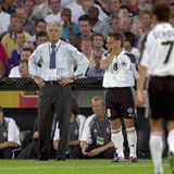 Die dunkelste Zeit in der Geschichte der Nationalelf: Es ist die Ära des Rumpelfußballs. Unter Trainer Erich Ribbeck fliegen die Deutschen bei der EM 2000 nach einer 0: 3-Klatsche gegen hoch überlegene Portugiesen aus dem Turnier - nach der Vorrunde. Ein mageres Pünktchen ergattert die Elf in den drei Gruppenspielen.