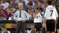 Die dunkelste Zeit in der Geschichte der Nationalelf: Es ist die Ära des Rumpelfußballs. Unter Trainer Erich Ribbeck fliegen die Deutschen bei der EM 2000 nach einer 0: 3-Klatsche gegen hoch überlegene Portugiesen aus dem Turnier - nach der Vorrunde. Ein mageres Pünktchen ergattert die Elf in den drei Gruppenspielen.