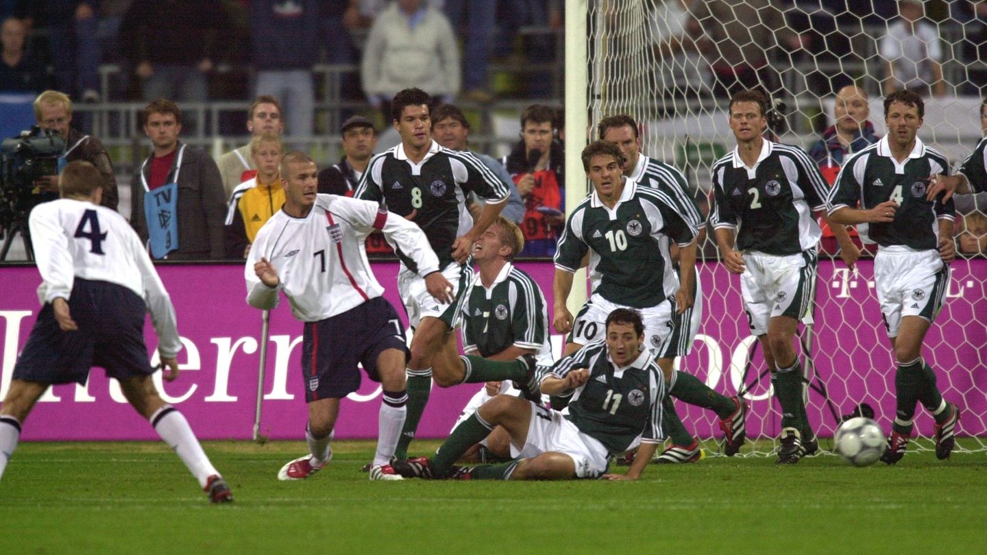 DFB-Blamage gegen Nordmazedonien: Ganz übel erwischt es auch Nachfolger Rudi Völler. Oliver Neuville (liegend), Michael Ballack, Sebastian Deisler, Christian Wörns und Thomas Linke gehen in der WM-Qualifikation im September 2001 in München gegen England mit 1:5 unter. Die englischen Medien triumphieren und überschütten die Deutschen mit Häme. Am Ende löst die DFB-Elf dennoch das Ticket zur WM 2002, wo sie bekanntlich bis ins Finale gelangt. Ganz übel erwischt es auch Nachfolger Rudi Völler. Oliver Neuville (liegend), Michael Ballack, Sebastian Deisler, Christian Wörns und Thomas Linke gehen in der WM-Qualifikation im September 2001 in München gegen England mit 1:5 unter. Die englischen Medien triumphieren und überschütten die Deutschen mit Häme. Am Ende löst die DFB-Elf dennoch das Ticket zur WM 2002, wo sie bekanntlich bis ins Finale gelangt.