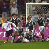 Ganz übel erwischt es auch Nachfolger Rudi Völler. Oliver Neuville (liegend), Michael Ballack, Sebastian Deisler, Christian Wörns und Thomas Linke gehen in der WM-Qualifikation im September 2001 in München gegen England mit 1:5 unter. Die englischen Medien triumphieren und überschütten die Deutschen mit Häme. Am Ende löst die DFB-Elf dennoch das Ticket zur WM 2002, wo sie bekanntlich bis ins Finale gelangt.