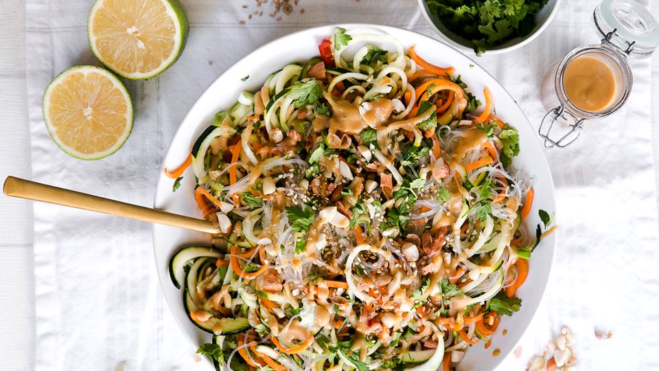 Einfach, schnell und lecker: Gesunder Pad-Thai-Salat