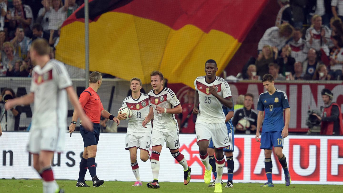 Als frisch gebackener Weltmeister kann man sich Niederlagen leisten. Argentinien nutzt im September 2014 ein Freundschaftsspiel zur Revanche für das verlorene WM-Finale. Mit 2:4 verlieren Mario Götze & Co in Düsseldorf.