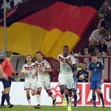 Als frisch gebackener Weltmeister kann man sich Niederlagen leisten. Argentinien nutzt im September 2014 ein Freundschaftsspiel zur Revanche für das verlorene WM-Finale. Mit 2:4 verlieren Mario Götze & Co in Düsseldorf.