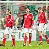 Die Niederlage gegen Italien im Vorfeld der WM im eigenen Land 2006 ist legendär. Mit 1:4 fertigt die Squadra Azzurra die Teutonen ab. Torsten Frings (v.l.n.r.), Michael Ballack, Per Mertesacker und Bernd Schneider verstehen die Welt nicht mehr. Die Krisenstimmung im Land erreicht ihren Höhepunkt, Klinsmanns Rücktritt wird gefordert. Was folgt, ist allgemein unter dem Namen Sommermärchen bekannt. Die Nationalelf wird Dritter, Joachim Löw wird danach vom Assistenten zum Bundestrainer befördert.