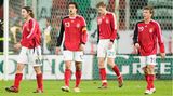 Die Niederlage gegen Italien im Vorfeld der WM im eigenen Land 2006 ist legendär. Mit 1:4 fertigt die Squadra Azzurra die Teutonen ab. Torsten Frings (v.l.n.r.), Michael Ballack, Per Mertesacker und Bernd Schneider verstehen die Welt nicht mehr. Die Krisenstimmung im Land erreicht ihren Höhepunkt, Klinsmanns Rücktritt wird gefordert. Was folgt, ist allgemein unter dem Namen Sommermärchen bekannt. Die Nationalelf wird Dritter, Joachim Löw wird danach vom Assistenten zum Bundestrainer befördert.