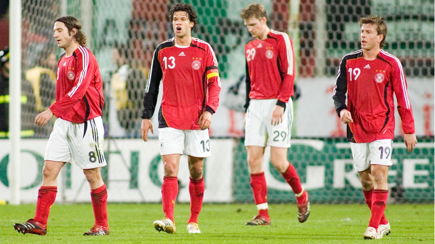 DFB-Blamage gegen Nordmazedonien: Die Niederlage gegen Italien im Vorfeld der WM im eigenen Land 2006 ist legendär. Mit 1:4 fertigt die Squadra Azzurra die Teutonen ab. Torsten Frings (v.l.n.r.), Michael Ballack, Per Mertesacker und Bernd Schneider verstehen die Welt nicht mehr. Die Krisenstimmung im Land erreicht ihren Höhepunkt, Klinsmanns Rücktritt wird gefordert. Was folgt, ist allgemein unter dem Namen Sommermärchen bekannt. Die Nationalelf wird Dritter, Joachim Löw wird danach vom Assistenten zum Bundestrainer befördert. Die Niederlage gegen Italien im Vorfeld der WM im eigenen Land 2006 ist legendär. Mit 1:4 fertigt die Squadra Azzurra die Teutonen ab. Torsten Frings (v.l.n.r.), Michael Ballack, Per Mertesacker und Bernd Schneider verstehen die Welt nicht mehr. Die Krisenstimmung im Land erreicht ihren Höhepunkt, Klinsmanns Rücktritt wird gefordert. Was folgt, ist allgemein unter dem Namen Sommermärchen bekannt. Die Nationalelf wird Dritter, Joachim Löw wird danach vom Assistenten zum Bundestrainer befördert.