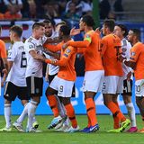 Löw verspricht einen Neuanfang, der aber von Beginn an stottert. In der EM-Qualifikation verliert Deutschland in Hamburg gegen die Niederlande mit 2:4 und Toni Kroos die Nerven.