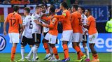 Löw verspricht einen Neuanfang, der aber von Beginn an stottert. In der EM-Qualifikation verliert Deutschland in Hamburg gegen die Niederlande mit 2:4 und Toni Kroos die Nerven.