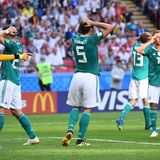 Das Ende der Ära Löw beginnt bei der WM in Russland. Im entscheidenden Gruppenspiel kassiert der Titelverteidiger eine 0:2-Niederlage gegen Südkorea. Deutschland reist das erste Mal nach der Vorrunde von einer WM ab. Ein neuer Tiefpunkt in der Geschichte der Nationalmannschaft ist erreicht.