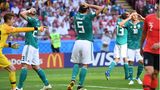 Das Ende der Ära Löw beginnt bei der WM in Russland. Im entscheidenden Gruppenspiel kassiert der Titelverteidiger eine 0:2-Niederlage gegen Südkorea. Deutschland reist das erste Mal nach der Vorrunde von einer WM ab. Ein neuer Tiefpunkt in der Geschichte der Nationalmannschaft ist erreicht.