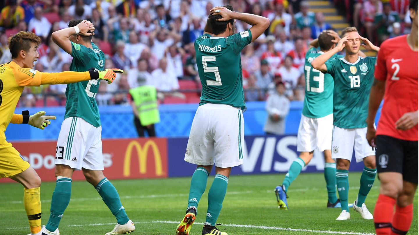 DFB-Blamage gegen Nordmazedonien: Das Ende der Ära Löw beginnt bei der WM in Russland. Im entscheidenden Gruppenspiel kassiert der Titelverteidiger eine 0:2-Niederlage gegen Südkorea. Deutschland reist das erste Mal nach der Vorrunde von einer WM ab. Ein neuer Tiefpunkt in der Geschichte der Nationalmannschaft ist erreicht. Das Ende der Ära Löw beginnt bei der WM in Russland. Im entscheidenden Gruppenspiel kassiert der Titelverteidiger eine 0:2-Niederlage gegen Südkorea. Deutschland reist das erste Mal nach der Vorrunde von einer WM ab. Ein neuer Tiefpunkt in der Geschichte der Nationalmannschaft ist erreicht.