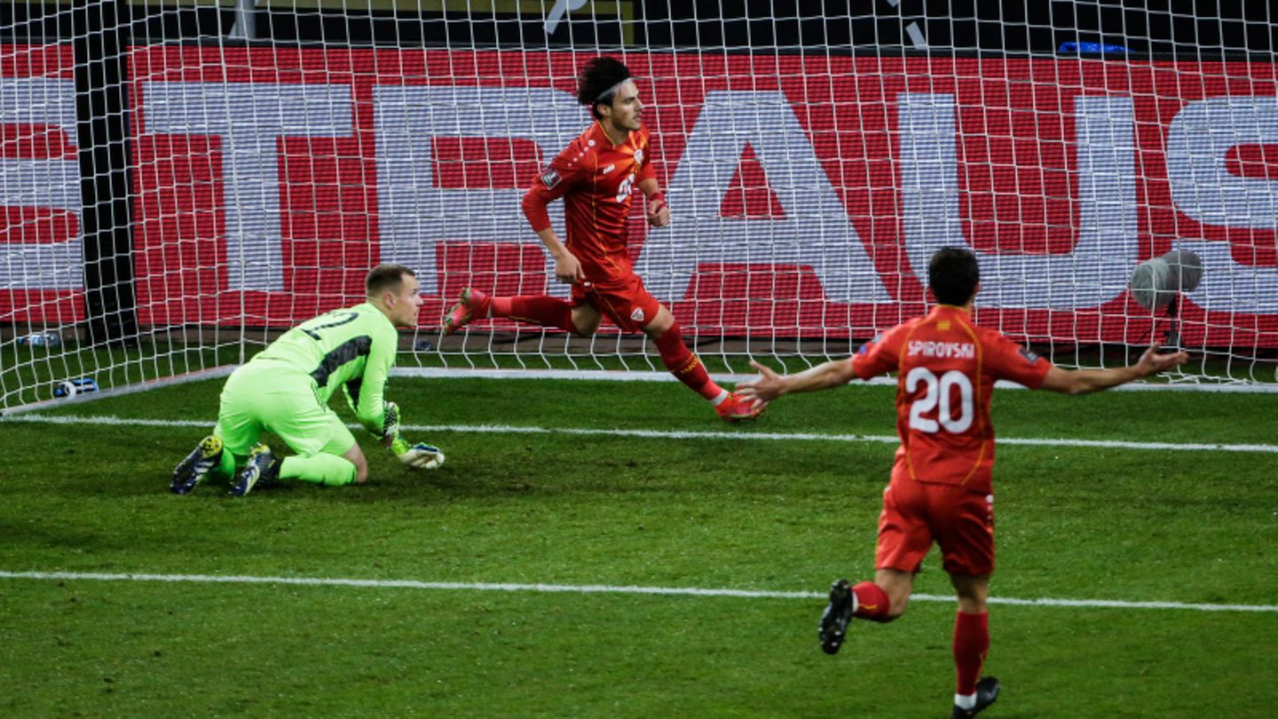 Nordmazedoniens Spieler freuen sich über den Siegtreffer beim 2:1 Erfolg.