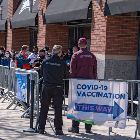 Menschen stehen an der Massenimpfstelle Coronavirus (COVID-19) im Baseballstadion Citi Field an
