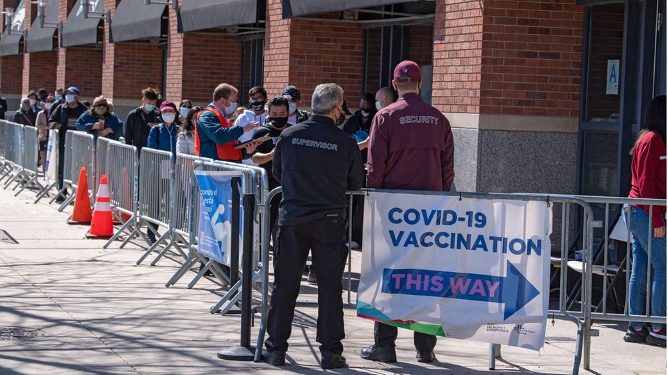 Menschen stehen an der Massenimpfstelle Coronavirus (COVID-19) im Baseballstadion Citi Field an