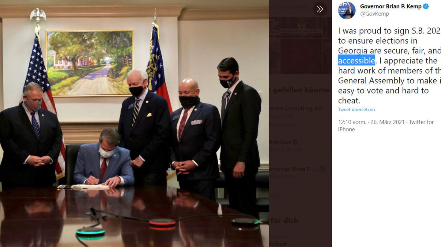 Georgias Gouverneur Brian Kemp unterzeichnet neues Wahlgesetz unter Plantagen-Gemälde