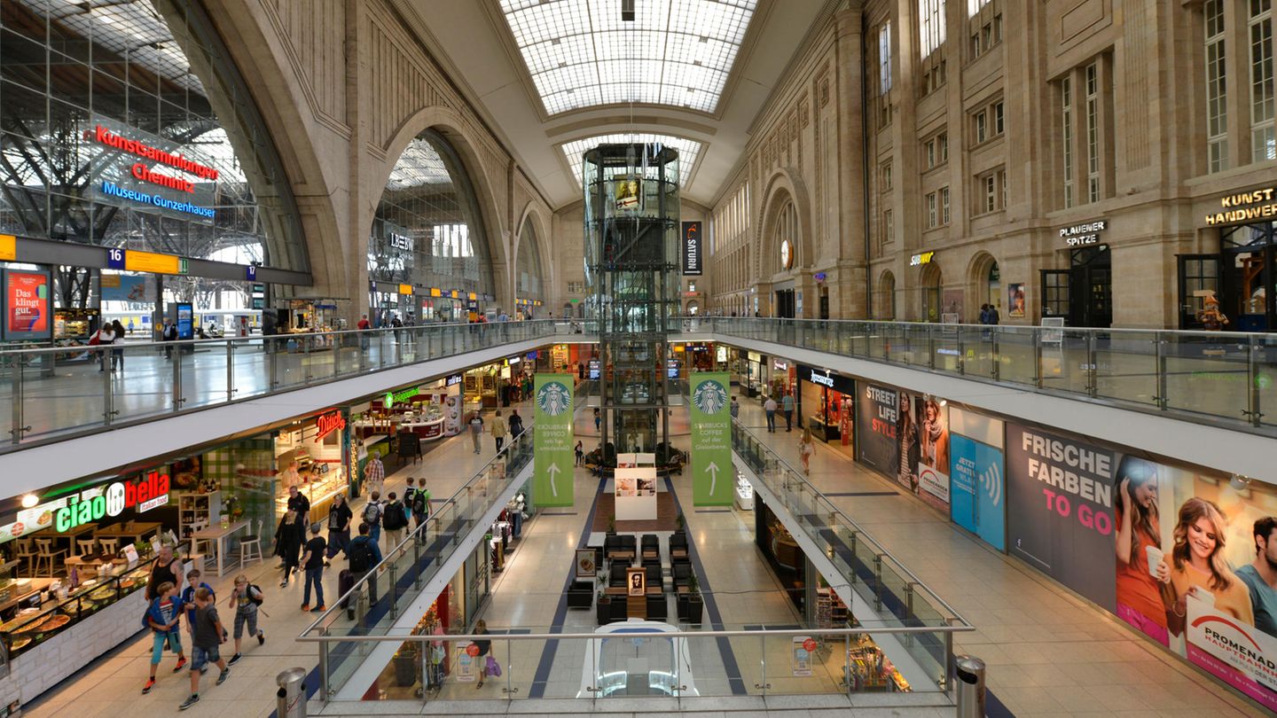 Platz 1 mit 116 Punkten: Leipzig Hauptbahnhof, Deutschland  Die internationale Verbraucherschutz-Organisation Consumer Choice Center hat den vorbildlich renovierten Leipziger Kopfbahnhof in diesem Jahr zum Sieger erklärt.