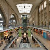 Platz 1 mit 116 Punkten: Leipzig Hauptbahnhof, Deutschland  Die internationale Verbraucherschutz-Organisation Consumer Choice Center hat den vorbildlich renovierten Leipziger Kopfbahnhof in diesem Jahr zum Sieger erklärt.