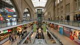 Platz 1 mit 116 Punkten: Leipzig Hauptbahnhof, Deutschland  Die internationale Verbraucherschutz-Organisation Consumer Choice Center hat den vorbildlich renovierten Leipziger Kopfbahnhof in diesem Jahr zum Sieger erklärt.