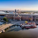 Platz 4 mit 101 Punkten: Amsterdam Centraal, Niederlande  Neu im Ranking der Top-Bahnhöfe und ebenfalls durch gleich Punktzahl auf Rang 4 ist der Bahnhof von Amsterdam mit seinem Empfangsgebäude im Stil der Neorenaissance. Von den Fahrgastzahlung liegt Amsterdam hinter denen vom Bahnhof der Stadt Utrecht.