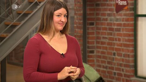 Leonie Ley steht im Händlerraum von Bares für Rares in Pulheim