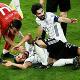 Gegen den vermeintlichen Fußballzwerg Nordmazedonien folgt der nächste Knock out. Ilkay Gündogan und Emre Can können die 1:2-Niederlage in der WM-Qualifikation in Duisburg nicht verhindern, nachdem es zuvor gegen Island und Rumänien zwei Siege gab. Wieder ein fahriger, blutleerer Auftritt, wieder die selben Fehler. Die Aussichten auf die Europameisterschaft in drei Monaten sind düster.