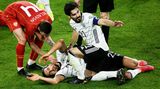 Gegen den vermeintlichen Fußballzwerg Nordmazedonien folgt der nächste Knock out. Ilkay Gündogan und Emre Can können die 1:2-Niederlage in der WM-Qualifikation in Duisburg nicht verhindern, nachdem es zuvor gegen Island und Rumänien zwei Siege gab. Wieder ein fahriger, blutleerer Auftritt, wieder die selben Fehler. Die Aussichten auf die Europameisterschaft in drei Monaten sind düster.