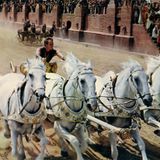 Es das berühmteste Wagenrennen der Filmgeschichte: Sogar George Lucas ließ sich für "Star Wars: Episode I" von "Ben Hur" inspirieren. Der zu Zeiten Jesu spielende Streifen hat aber noch viel mehr zu bieten: Unter Aufbietung von für damalige Zeiten ungekannten Kulissen und Massenszenen erzählt der 1959 erschienene Monumentalfilm von dem jüdischen Prinzen Judah Ben-Hur (Charlton Heston), der als Sklave auf eine römische Galeere verschleppt worden ist - und fünf Jahre später nach Jerusalem zurückkehrt, um Rache zu nehmen. Doch dann wohnt er der Kreuzigung Jesu bei und ändert seine Pläne. Das damals mit 11 Oscars ausgezeichnete beeindruckt auch heute noch mit spektakulären Bildern und wird traditionell am Osterwochenende ausgestrahlt.  Vox zeigt "Ben Hur" an Karfreitag um 20.15 Uhr.