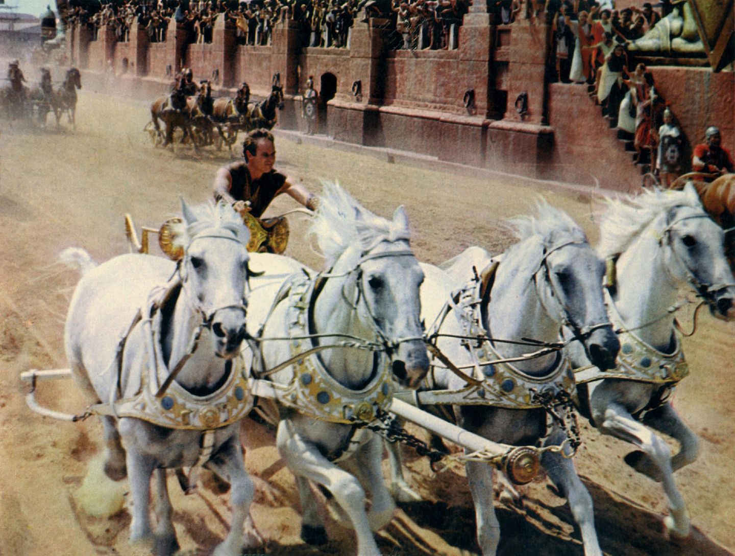 Es das berühmteste Wagenrennen der Filmgeschichte: Sogar George Lucas ließ sich für "Star Wars: Episode I" von "Ben Hur" inspirieren. Der zu Zeiten Jesu spielende Streifen hat aber noch viel mehr zu bieten: Unter Aufbietung von für damalige Zeiten ungekannten Kulissen und Massenszenen erzählt der 1959 erschienene Monumentalfilm von dem jüdischen Prinzen Judah Ben-Hur (Charlton Heston), der als Sklave auf eine römische Galeere verschleppt worden ist - und fünf Jahre später nach Jerusalem zurückkehrt, um Rache zu nehmen. Doch dann wohnt er der Kreuzigung Jesu bei und ändert seine Pläne. Das damals mit 11 Oscars ausgezeichnete beeindruckt auch heute noch mit spektakulären Bildern und wird traditionell am Osterwochenende ausgestrahlt.  Vox zeigt "Ben Hur" an Karfreitag um 20.15 Uhr.