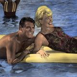 Doris Day zählte in den 50er und 60er Jahren zu den beliebtesten Schauspielerinnen Hollywoods. Warum, das ist nicht schwer zu verstehen: Day verkörperte die blonde Unschuld, die keiner Seele etwas zu Leide tun kann. Ihre Filme lieferten leichte Unterhaltung, die immer oberhalb der Gürtellinie blieb und deshalb für die ganze Familie war. Das gilt auch für "Ein Hauch von Nerz" - eine Liebeskomödie, in der Day es mit Cary Grant zu tun bekommt. Wer am Samstagabend leichte Unterhaltung ohne allzu viel Tiefgang sucht, ist hier genau richtig.  Der HR zeigt "Ein Hauch von Nerz" Ostersamstag um 20.15 Uhr.