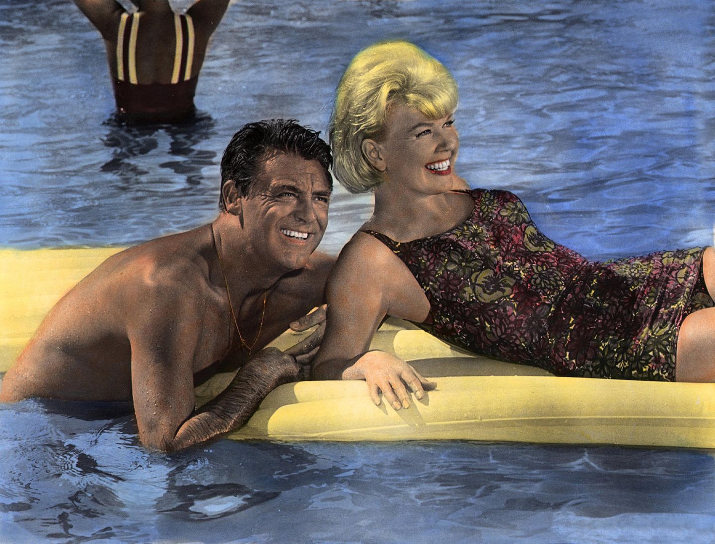 Doris Day zählte in den 50er und 60er Jahren zu den beliebtesten Schauspielerinnen Hollywoods. Warum, das ist nicht schwer zu verstehen: Day verkörperte die blonde Unschuld, die keiner Seele etwas zu Leide tun kann. Ihre Filme lieferten leichte Unterhaltung, die immer oberhalb der Gürtellinie blieb und deshalb für die ganze Familie war. Das gilt auch für "Ein Hauch von Nerz" - eine Liebeskomödie, in der Day es mit Cary Grant zu tun bekommt. Wer am Samstagabend leichte Unterhaltung ohne allzu viel Tiefgang sucht, ist hier genau richtig.  Der HR zeigt "Ein Hauch von Nerz" Ostersamstag um 20.15 Uhr.