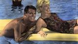 Doris Day zählte in den 50er und 60er Jahren zu den beliebtesten Schauspielerinnen Hollywoods. Warum, das ist nicht schwer zu verstehen: Day verkörperte die blonde Unschuld, die keiner Seele etwas zu Leide tun kann. Ihre Filme lieferten leichte Unterhaltung, die immer oberhalb der Gürtellinie blieb und deshalb für die ganze Familie war. Das gilt auch für "Ein Hauch von Nerz" - eine Liebeskomödie, in der Day es mit Cary Grant zu tun bekommt. Wer am Samstagabend leichte Unterhaltung ohne allzu viel Tiefgang sucht, ist hier genau richtig.  Der HR zeigt "Ein Hauch von Nerz" Ostersamstag um 20.15 Uhr.