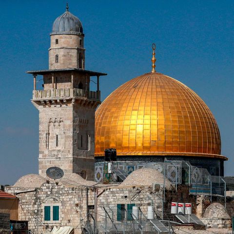Die goldene Kuppel des Felsendoms in Jerusalem glänzt in der Sonne vor einem wolkenlosen Himmel
