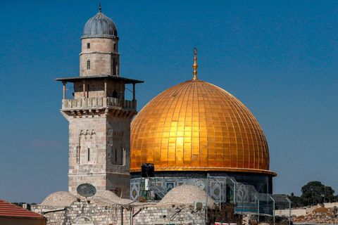 Die goldene Kuppel des Felsendoms in Jerusalem glänzt in der Sonne vor einem wolkenlosen Himmel
