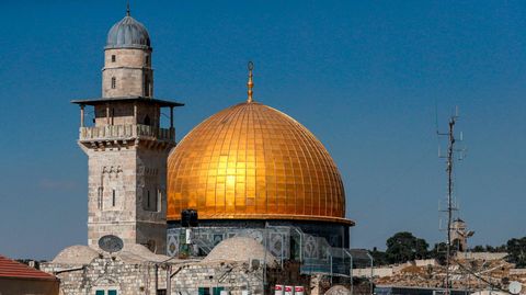 Die goldene Kuppel des Felsendoms in Jerusalem glänzt in der Sonne vor einem wolkenlosen Himmel
