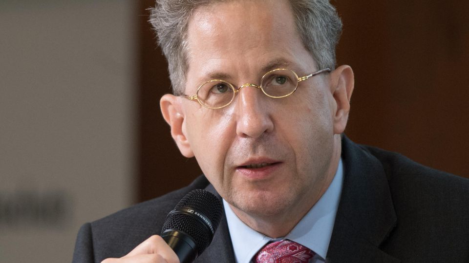 Hans-Georg Maaßen spricht in ein Mikrofon