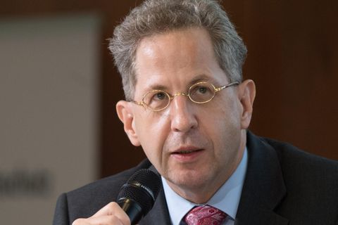 Hans-Georg Maaßen spricht in ein Mikrofon