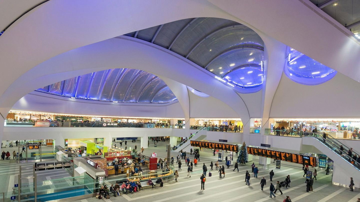Platz 8 mit 91 Punkten: Birmingham New Street, Großbritannien  Im Jahre 2015 wurde der Bahnhof komplett umgestaltet: Mit jährlich mehr als 35 Millionen Reisenden ist er der am meisten frequentierte Bahnhof in Großbritannien außerhalb Londons.